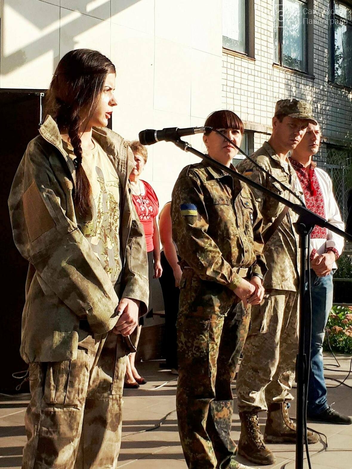 Павлоградські ліцеїсти запустили голубів миру, фото-3 Павлоградські ліцеїсти запустили голубів миру, фото-3