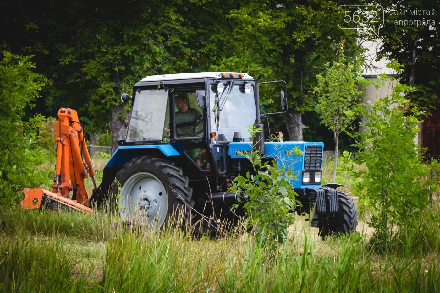 В Павлограде активисты с коммунальщиками облагораживают сквер, фото-2 В Павлограде активисты с коммунальщиками облагораживают сквер, фото-2
