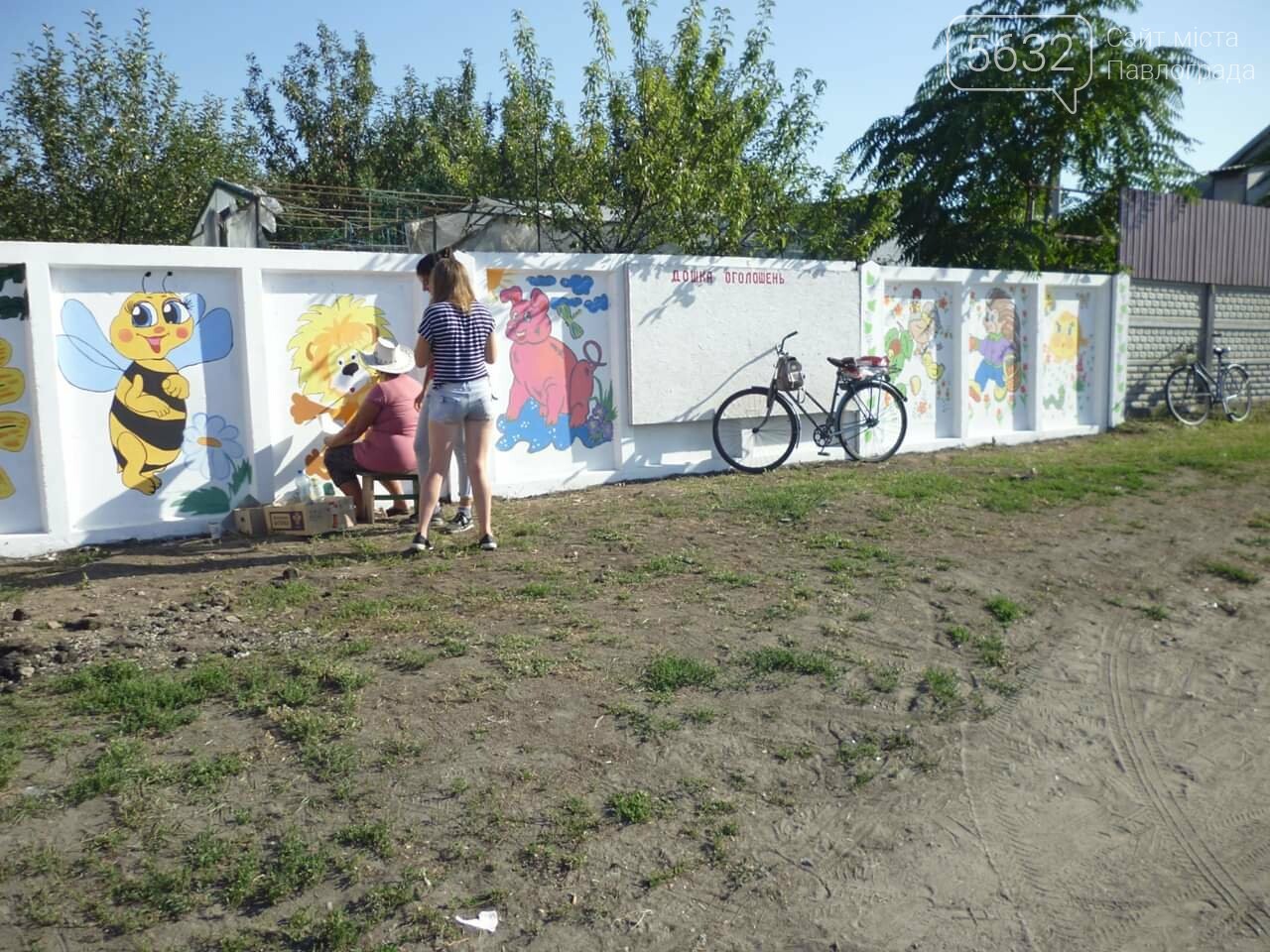 Жители Дмитровки превратили остановку во что-то невообразимое, фото-1 Жители Дмитровки превратили остановку во что-то невообразимое, фото-1