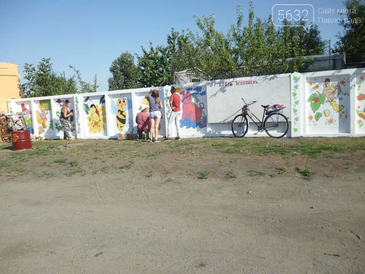 Жители Дмитровки превратили остановку во что-то невообразимое, фото-2 Жители Дмитровки превратили остановку во что-то невообразимое, фото-2
