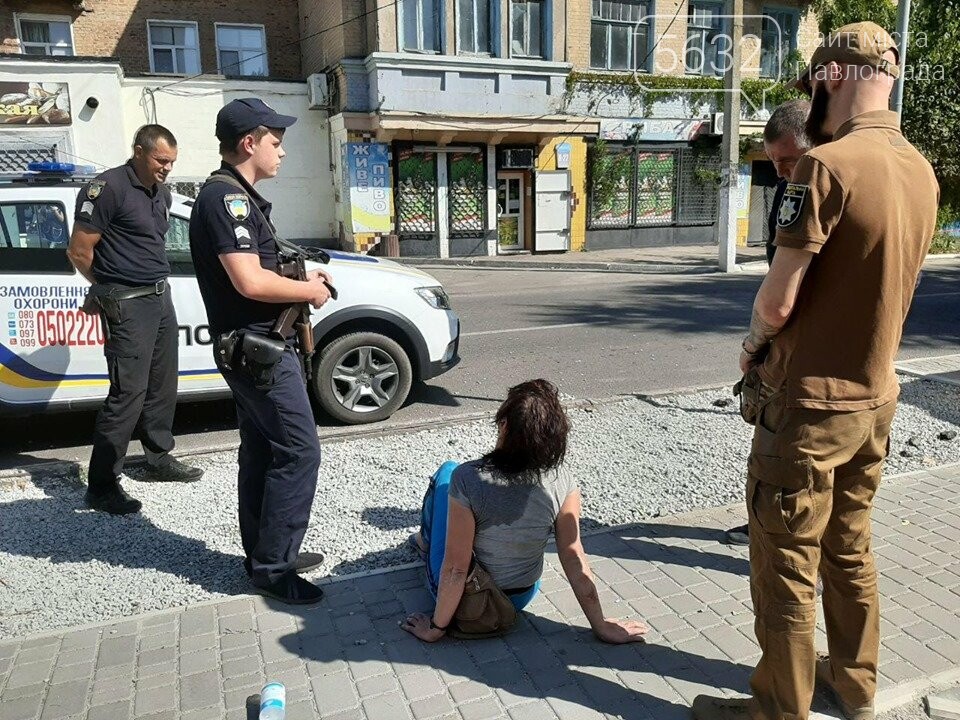 Полуголая женщина лежала прямо на дороге в Павлограде, фото-2 Полуголая женщина лежала прямо на дороге в Павлограде, фото-2