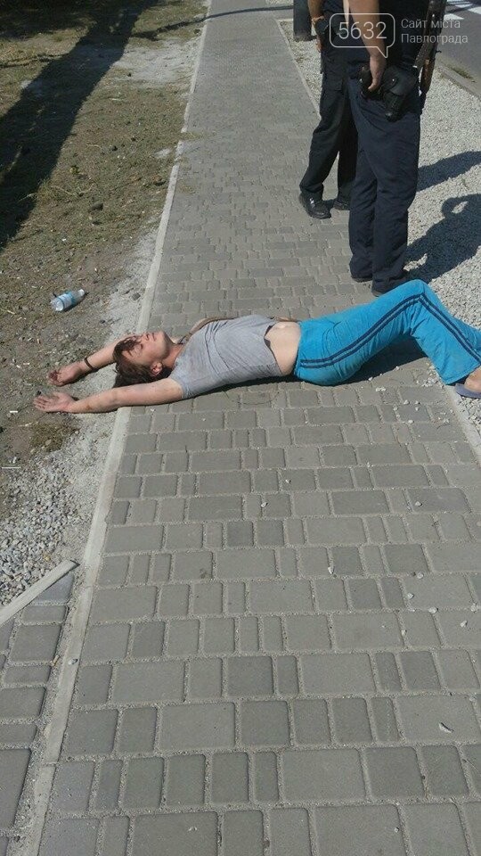 Полуголая женщина лежала прямо на дороге в Павлограде, фото-3 Полуголая женщина лежала прямо на дороге в Павлограде, фото-3