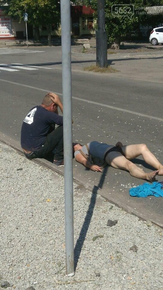 Полуголая женщина лежала прямо на дороге в Павлограде, фото-1 Полуголая женщина лежала прямо на дороге в Павлограде, фото-1