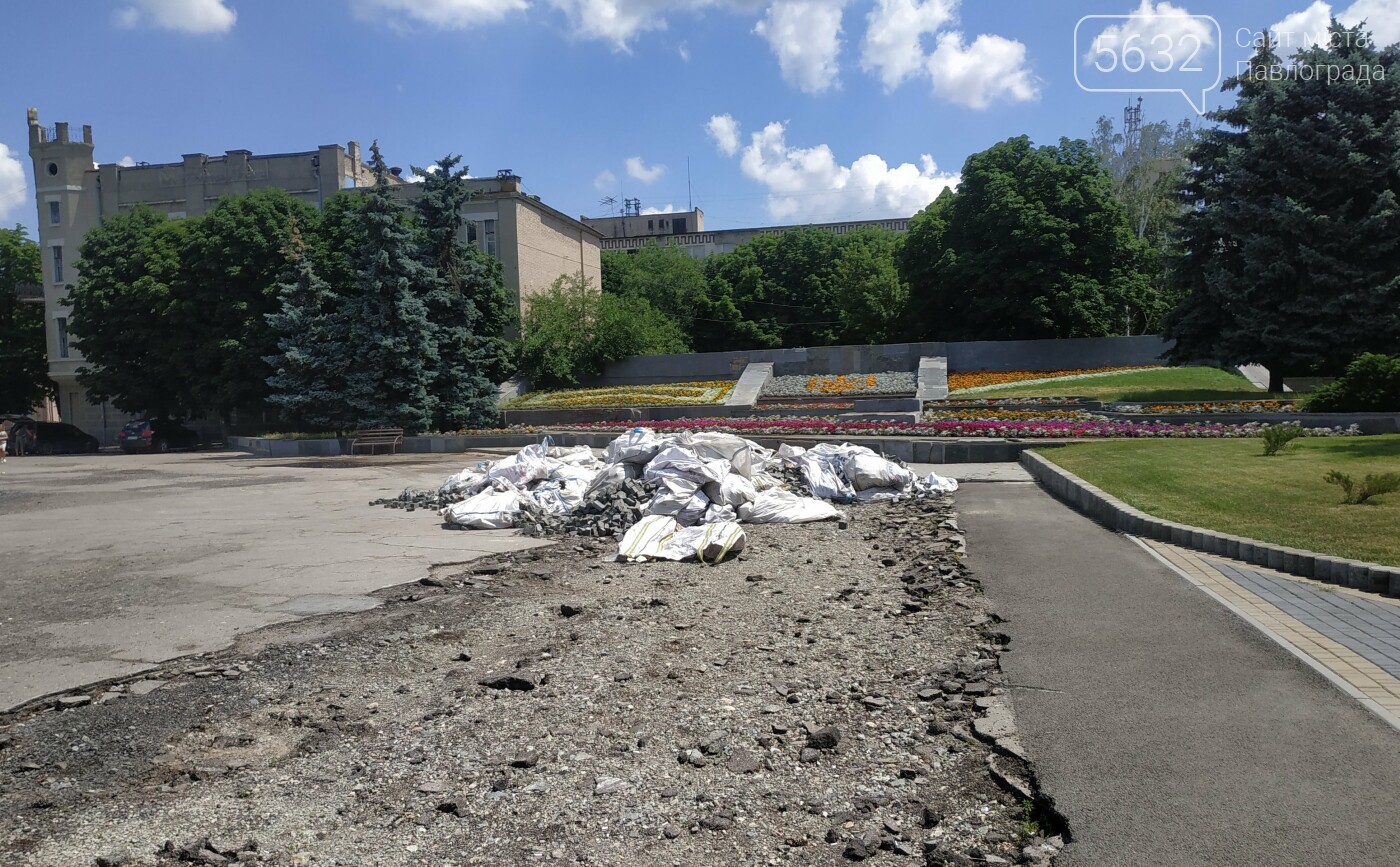 На Соборной площади Павлограда возобновились работы по реко..., фото-1 На Соборной площади Павлограда возобновились работы по реконструкции (ФОТОФАКТ), фото-1