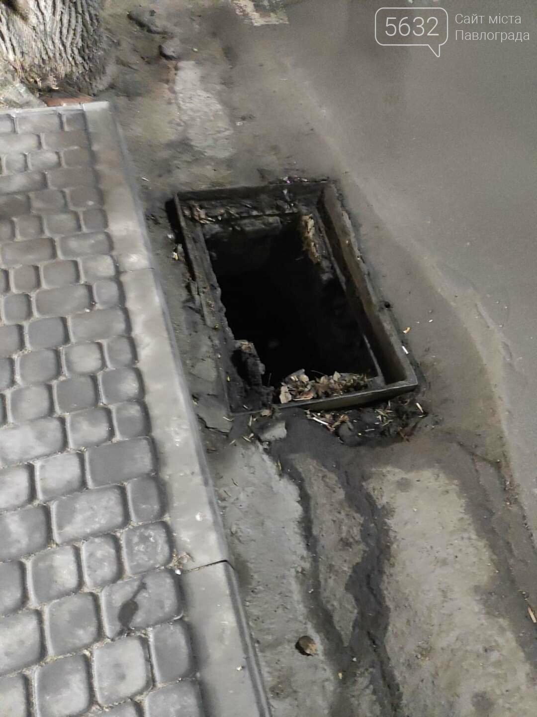 В центре Павлограда вор пытался украсть решётку с ливнёвки, фото-1 В центре Павлограда вор пытался украсть решётку с ливнёвки, фото-1