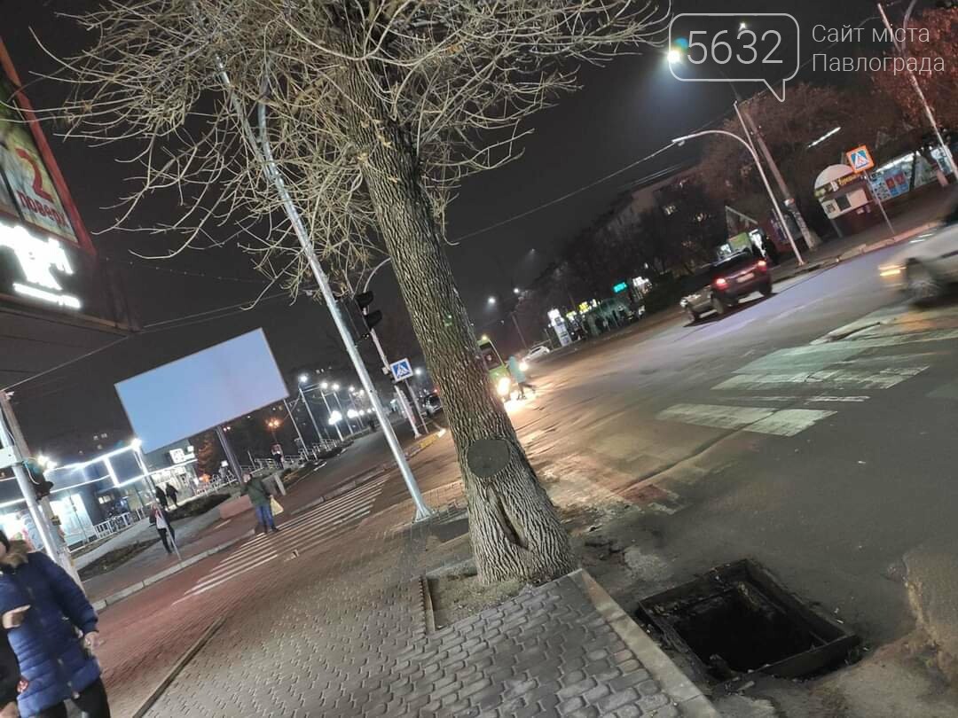В центре Павлограда вор пытался украсть решётку с ливнёвки, фото-2 В центре Павлограда вор пытался украсть решётку с ливнёвки, фото-2