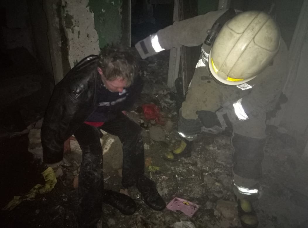 Поздним вечером в Павлограде горел заброшенный дом, фото-2 Поздним вечером в Павлограде горел заброшенный дом, фото-2