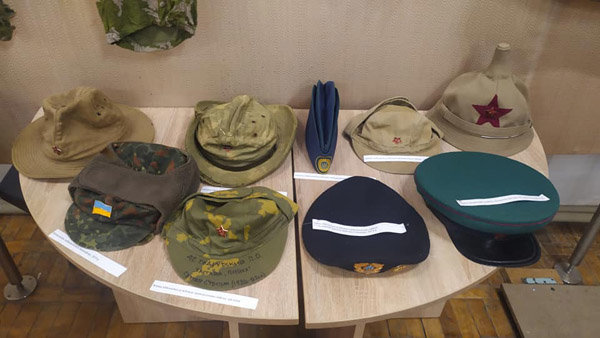 От шапки до военной фуражки: в Павлограде открылась выставк..., фото-2 От шапки до военной фуражки: в Павлограде открылась выставка шапок, фото-2