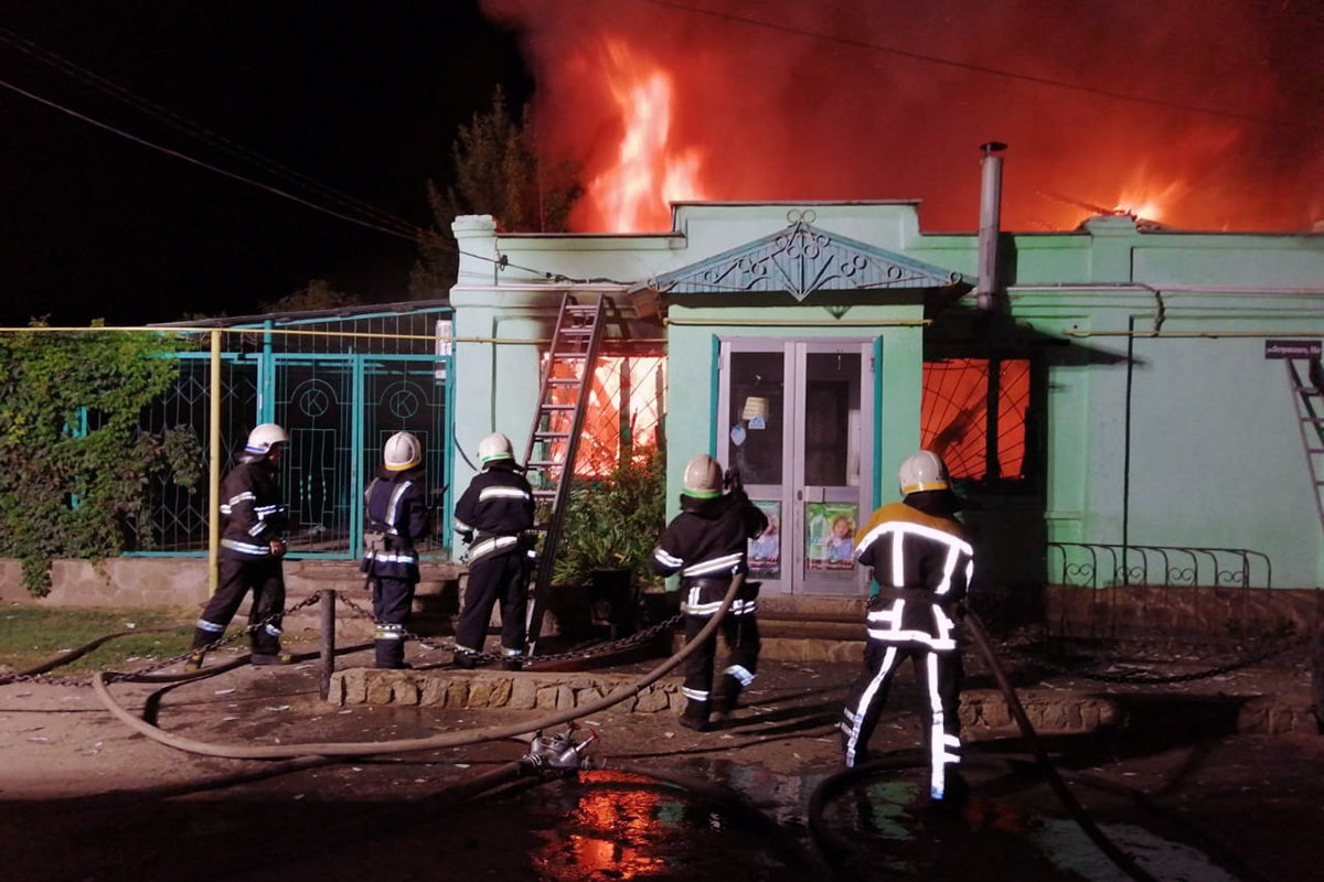 В Павлоградском районе горел магазин продовольственных това..., фото-1 В Павлоградском районе горел магазин продовольственных товаров (ВИДЕО), фото-1