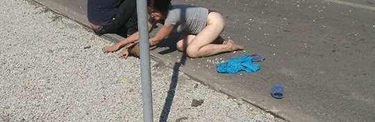 Полуголая женщина лежала прямо на дороге в Павлограде Полуголая женщина лежала прямо на дороге в Павлограде
