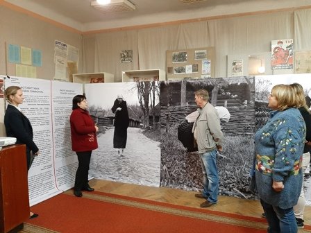 В Павлоградському історико-краєзнавчому музеї відкрилась фотовистав... В Павлоградському історико-краєзнавчому музеї відкрилась фотовиставка «Голодна симфонія»