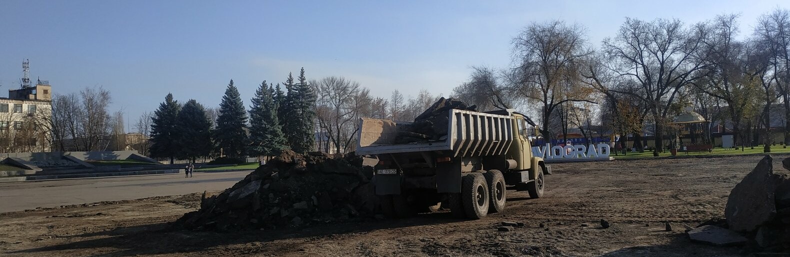 На Соборній площі Павлограда стрімкими темпами ведуться роботи з ре... На Соборній площі Павлограда стрімкими темпами ведуться роботи з реконструкції