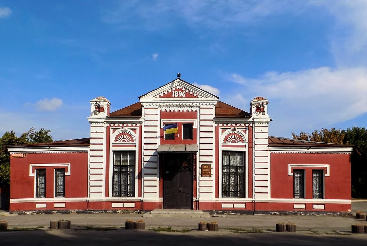 Міський театр у Павлограді на вулиці Харківській. Фото: V1snyk, Wikimedia Commons, CC BY-SA 4.0 Міський театр у Павлограді на вулиці Харківській